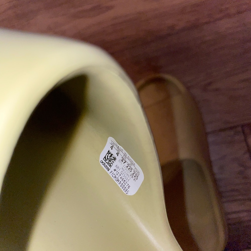 Adidas Yeezy Slide: Resin - Picture 5 of 11